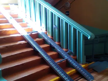 Кнопки вызова и лестничный подъемник