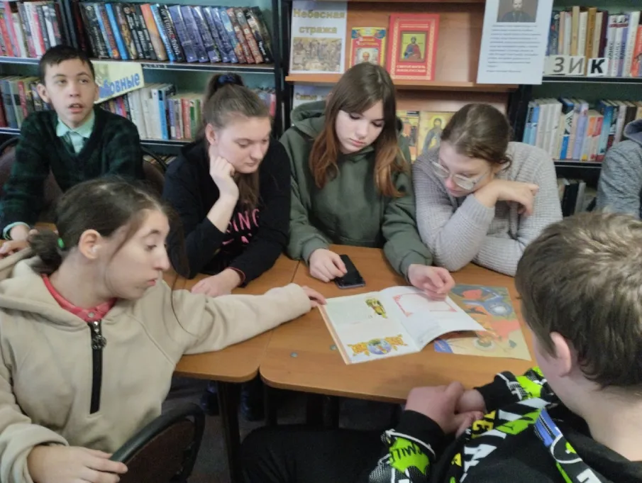 21 ноября Алтунинская сельская библиотека, в лице заведующей Щербаковой Юлии Анатольевны и библиотекаря Лычаговой Надежды Александровны, очень тепло встретили наших детей на книжной выставке «Святые земли русской».